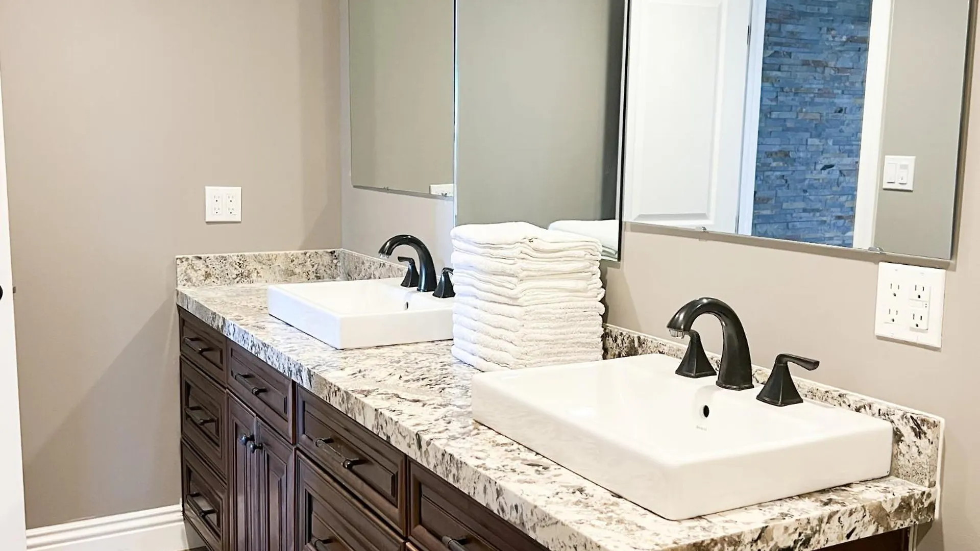 Hébergement de vacances Lux Private Home - Pool, Billiards, 8 Smart Tvs, Board Games, Cotton Bedding - The Stone Sanctuary At Mccullough Hills Trailhead Las Vegas